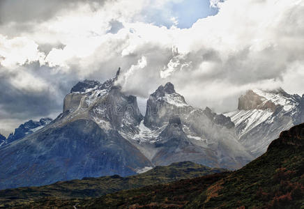 俯瞰智利帕塔哥尼亚托雷斯德尔潘恩山脉的景色