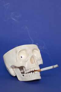 带着燃烧的香烟的骷髅照片