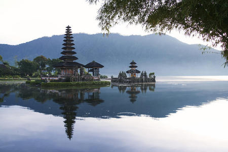 巴厘岛火山曙光布拉丹湖神庙