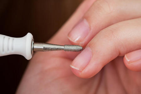 美女磨指甲图片