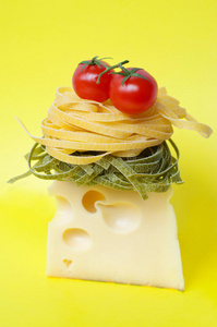 意大利面配奶酪和西红柿