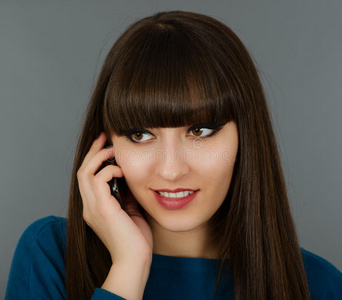 一位美女在手机上讲话的肖像