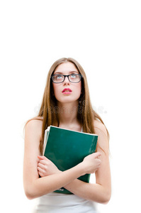 戴眼镜的少女拿着书，抬头看着白色的文案背景