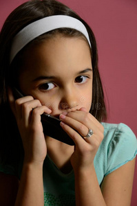 小女孩在电话里讲秘密