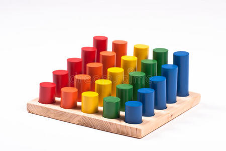 感官玩具底座上有明亮的多色圆柱体照片