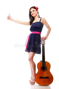 带吉他的暑期女孩显示拇指向上孤立