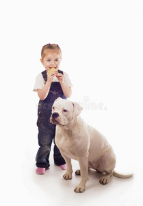 小女孩和白狗一起吃糖果图片