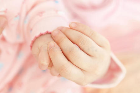 婴儿手牵着母亲的手
