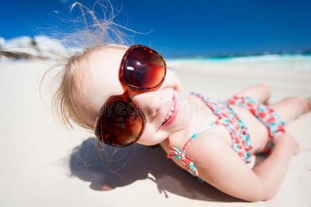 海滩度假的小女孩