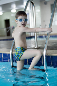 小男孩游泳运动员