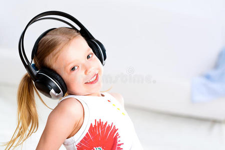 戴着耳机听音乐的漂亮女孩图片