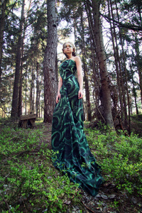 森林里的野美人金发女人绿色长裙