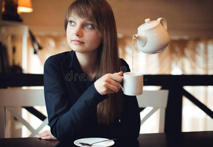 在咖啡馆喝茶的女孩