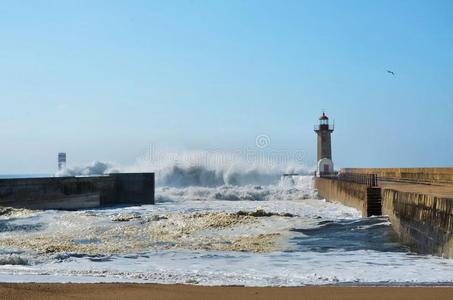 强浪冲击海岸图片