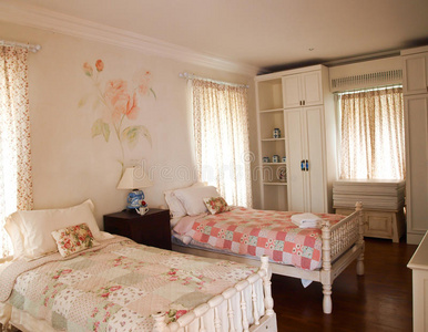 玫瑰壁画装饰的双人卧室