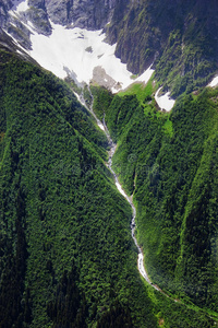 高加索山脉的河流。多姆贝地区。