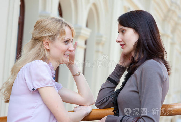 两个女人在说话