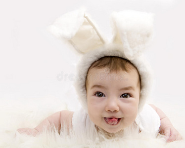 穿兔子服装的婴儿吐舌头