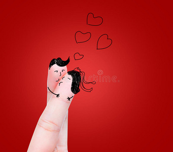 装饰成新郎新娘接吻的幸福手指照片