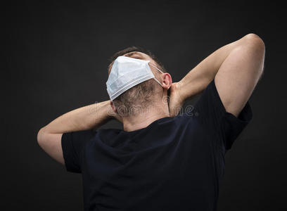 戴着医用口罩的生病老人图片