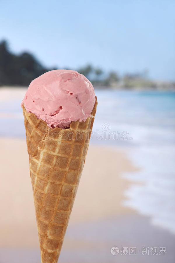冰河的家伙一个在海滩上有冰弹的男人的特写构图与冰淇淋轮廓男孩在