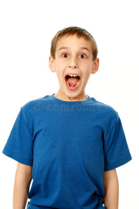 张大嘴巴的男孩照片