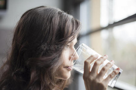 喝一品脱冰水的年轻女子