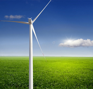 绿地上的风力涡轮机