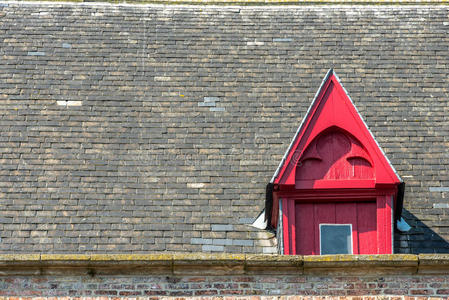 屋顶和红窗