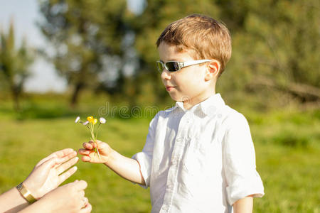 儿子在田里给母亲送一束花图片