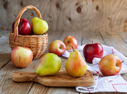 木桌上的新鲜梨和苹果