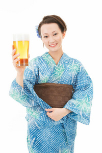 漂亮的亚洲和服女人带着啤酒