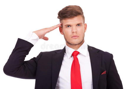 敬礼的学生图片