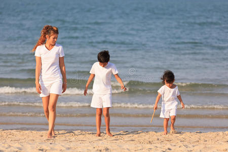 沙滩上的亚洲家庭