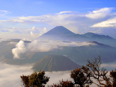 日出俯瞰腾格里火山口图片