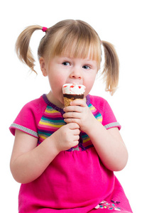 小女孩单独吃冰淇淋