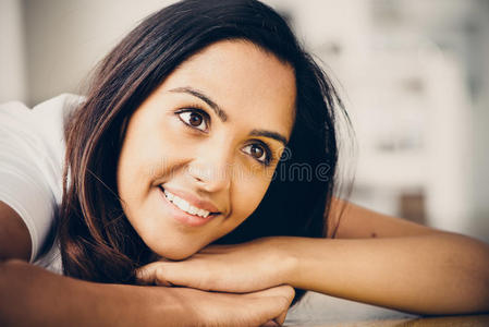 美丽的印度女子肖像快乐微笑