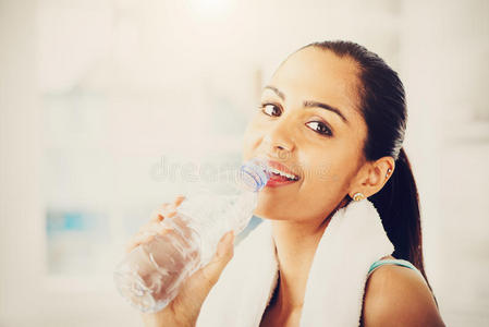印度美女饮水健身健康快乐