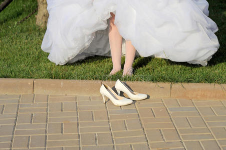 赤脚新娘和她的鞋子照片