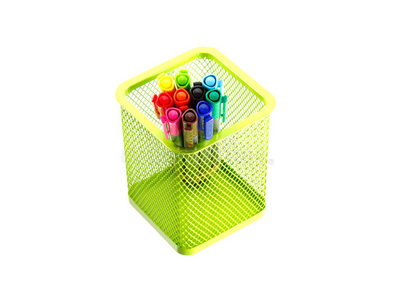 绿色篮子里的多色笔