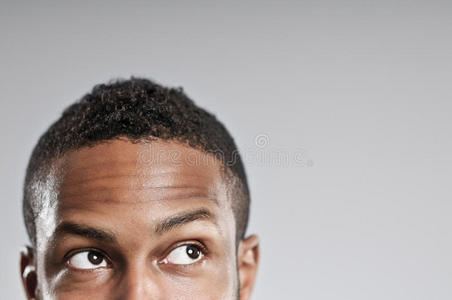 非裔美国人的眼睛只向上看照片