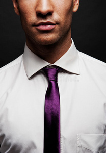 戴紫色领带的人