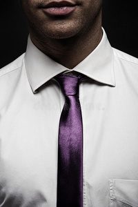 黑底白衬衫打领带的男人