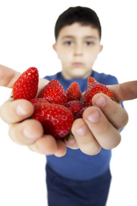 拿着草莓的孩子的手