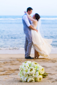 婚礼花束放在海滩上。