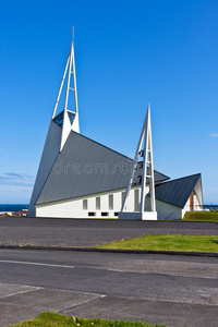 明亮蓝天背景下的现代冰岛教堂