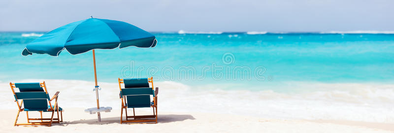 热带海滩上的椅子和伞