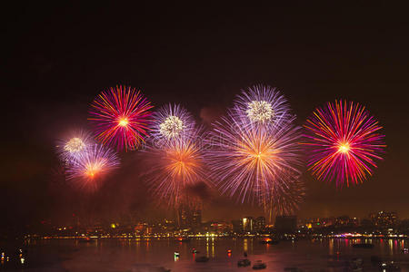 芭堤雅海滩的夜景和焰火之美