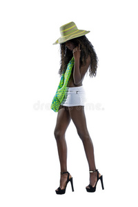 戴太阳帽和短裙的黑人妇女