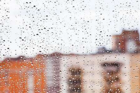 家用玻璃窗上的雨滴